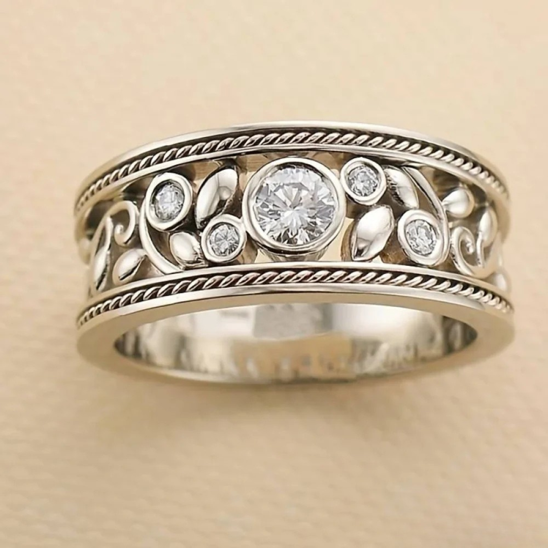 Vintage Silver Zirconia Ring | Elegant Timeless Accessory
